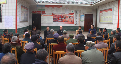 12月1日,安岳县委副书记,县长刘怀笔到石桥铺镇干拱村宣讲党的十九大